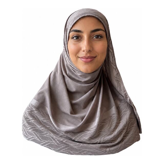 Jersey Edge Elegance hijab in Elegant Brown, worn