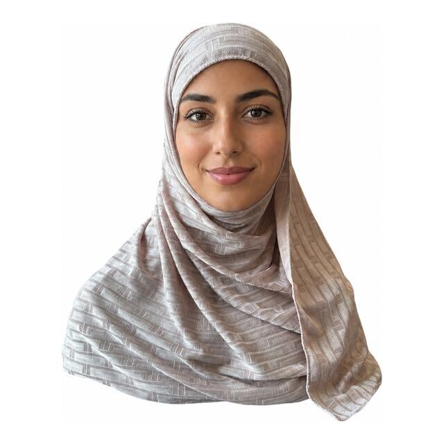 Jersey BrickTrend hijab in Oyster Pink, worn
